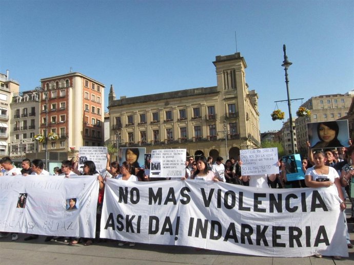 Concentración en Pamplona en protesta por la muerte de Yanela Zaruma.