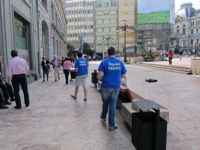 Jóvenes del 'Equipo Gabino' repartiendo dípticos en La Escandalera