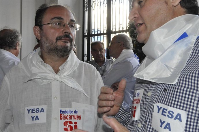 El presidente de la DPZ, Javier Lambán, departe con un regante momentos antes de