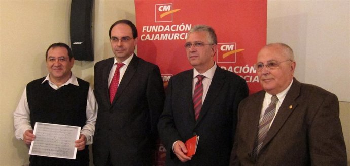 El compositor encargado de la orquestación de la obra, Savador Martínez, junto c