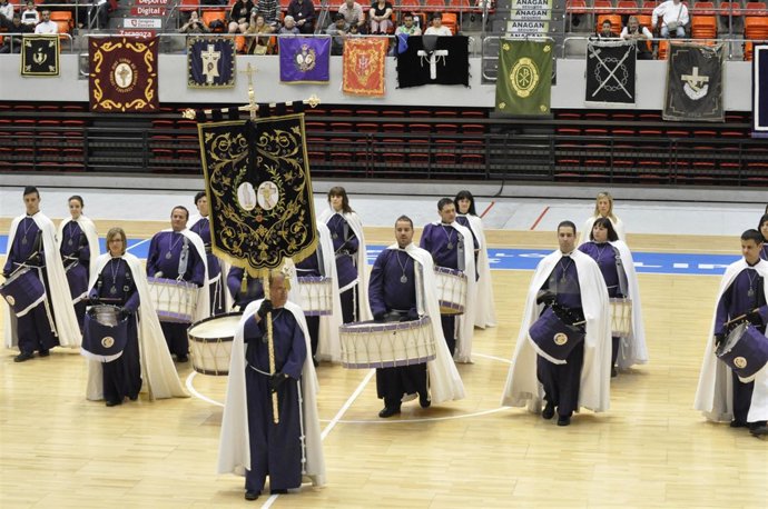 Cofrades participando en el XXXVI Concurso y Exaltación del Tambor y el Bombo de