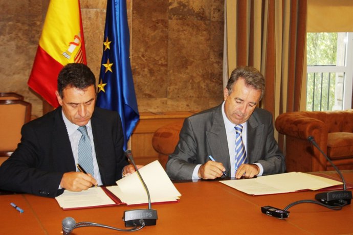 El secretario de Estado de Medio Rural y Agua, Josep Puxeu, y el consejero de Ag