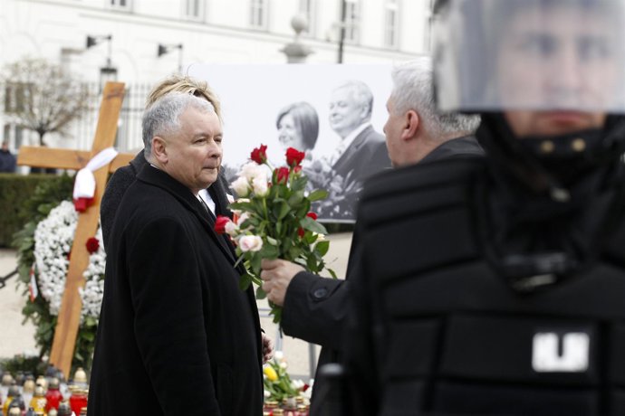 Los polacos conmemoran el aniversario de la muerte del presidente Kaczynski