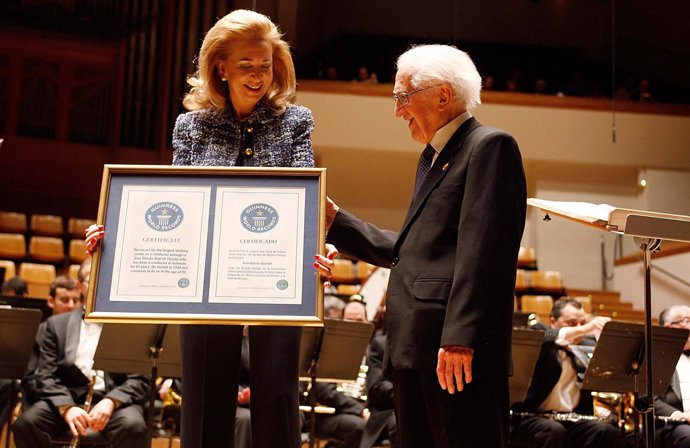 El director Juan Garcés con Maurén Beneyto