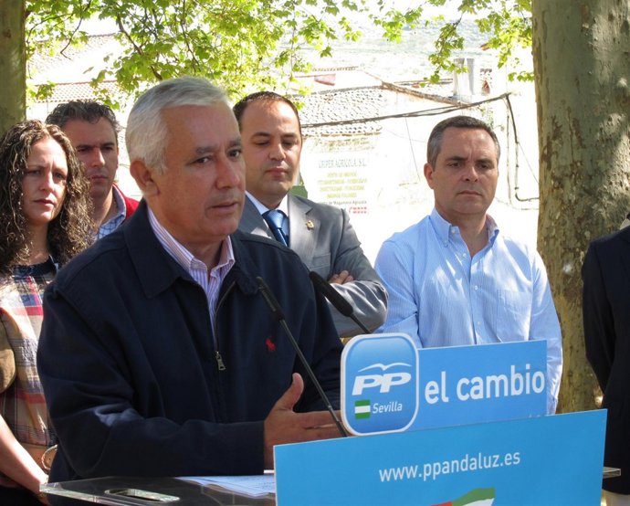 Javier Arenas se reúine con los trabajadores de Refractarios en Guadalcanal