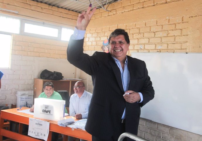 El presidente peruano, Alan García, votando en las elecciones del domingo 10 de 