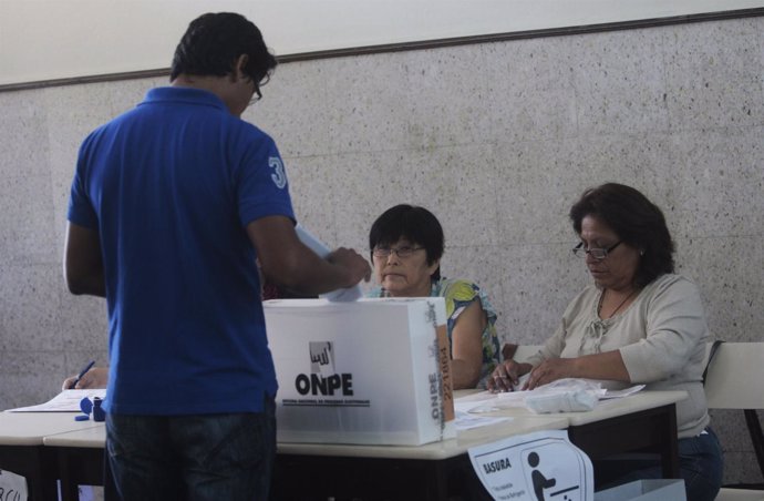 Peruanos votando en las elecciones del 10 de abril de 2011.