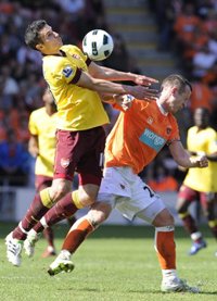 El Arsenal continúa al acecho del United