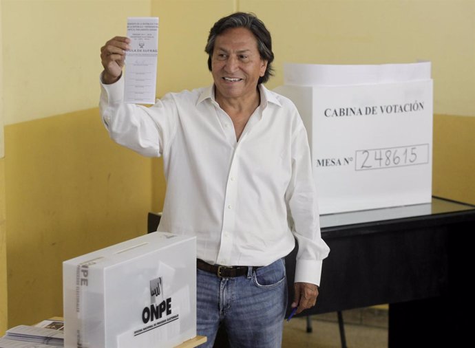 El candidato a la Presidencia Alejandro Toledo votando en las elecciones del 10 