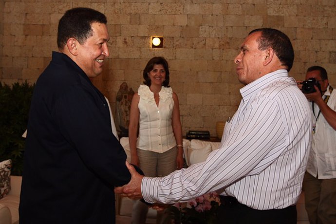 El presidente venezolano, Hugo Chávez, con su homólogo de Honduras, Porfirio Lob