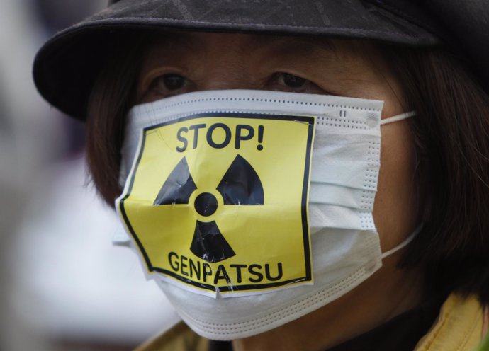 Mujer con mascarilla contra la energía nuclear - Fukushima