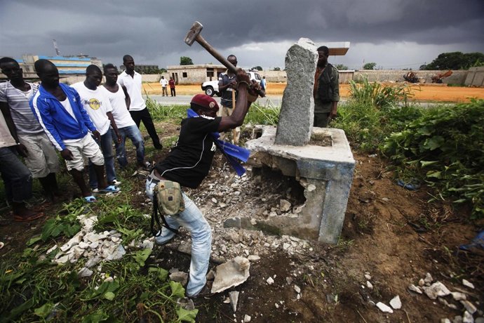 Las fuerzas de Ouattara destruyen una estatua en honor a Gbagbo en Abiyán