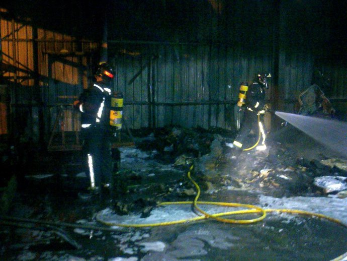 Efectivos del Servicio de Bomberos de la ANE trabajan para sofocar el incendio e