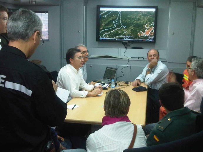 Castellano con efectivos de extinción de incendios
