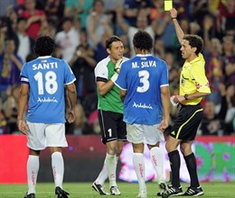 Alves,  en el momento de ser amonestado el pasado sábado ante el Barcelona