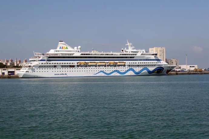 Imagen de un crucero atracado en el Puerto de Cádiz