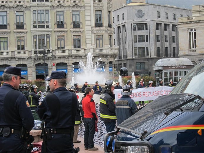 Policías nacionales vigilan la manifestación de Bomberos de Oviedo