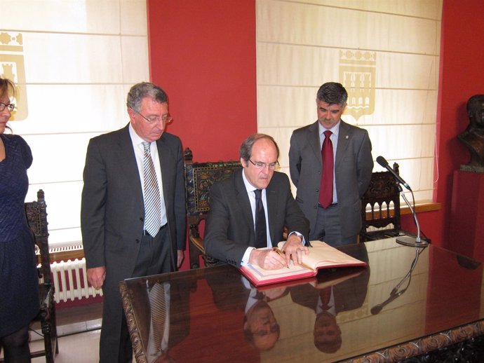 El ministro Angel Gabilondo firma en el libro de honor de Logroño