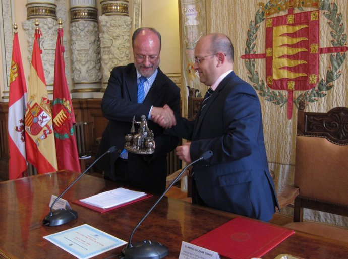 El alcalde de Valladolid recibe la distinción de perito de Honor de manos del pr