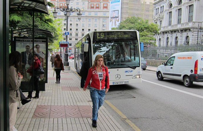 Un autobús de la empresa TUA realiza una parada.