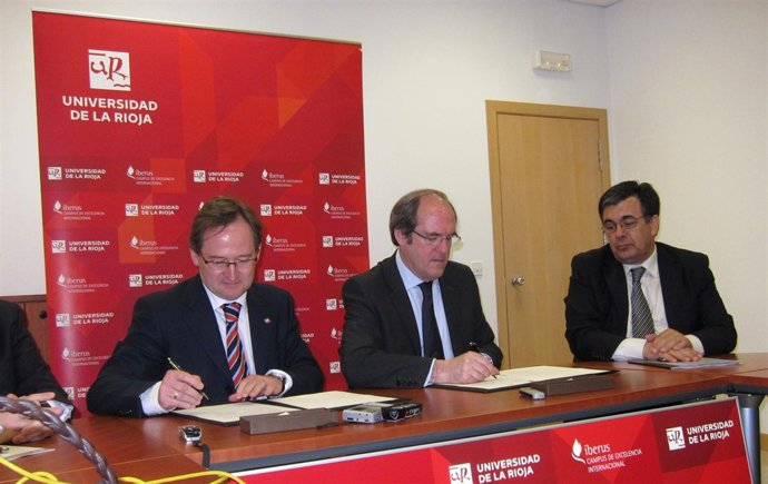 Imagen de la firma del convenio entre Gabilondo y Pisón