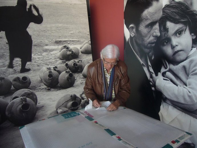 El fotógrafo Calos Pérez Siquier rubrica una de sus obras en el Museo Casa Ibáñe