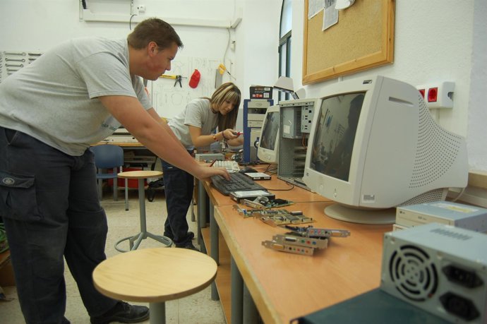 Miembros Del Taller De Empleo Genera Arreglan Los Ordenadores