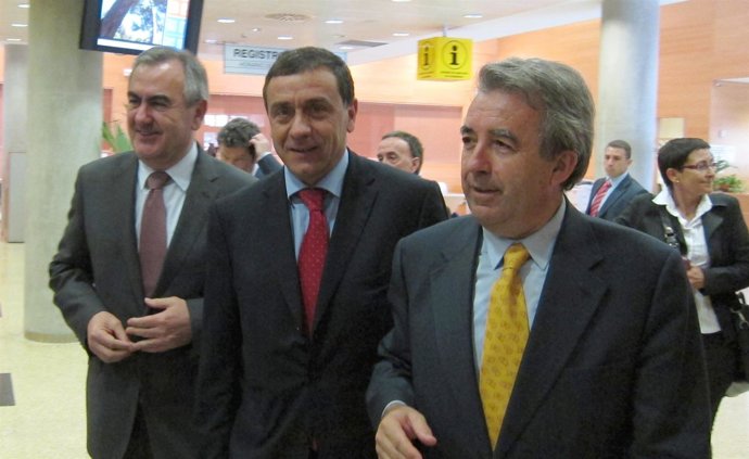 Puxeu, en el centro, antes de impartir su conferencia