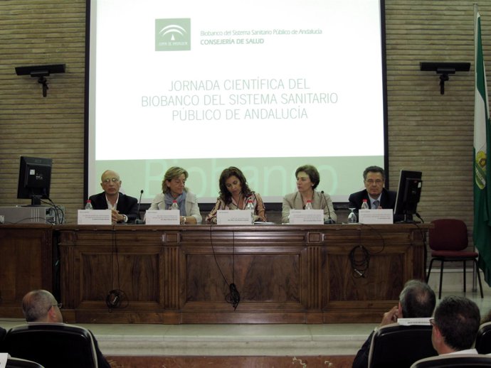 La consejera de Salud, María Jesús Montero, y a su derecha la directora del Biob