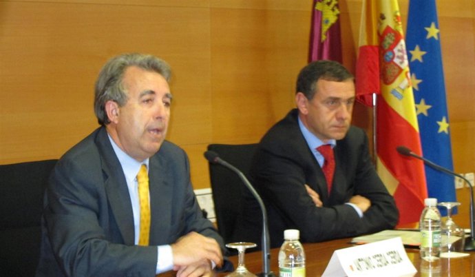 El consejero de Agricultura y Agua, Antonio Cerdá, acompañado de Puxeu, a su izq