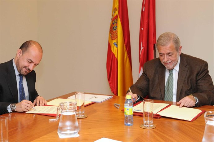 Villanueva y Beteta en la firma del convenio 