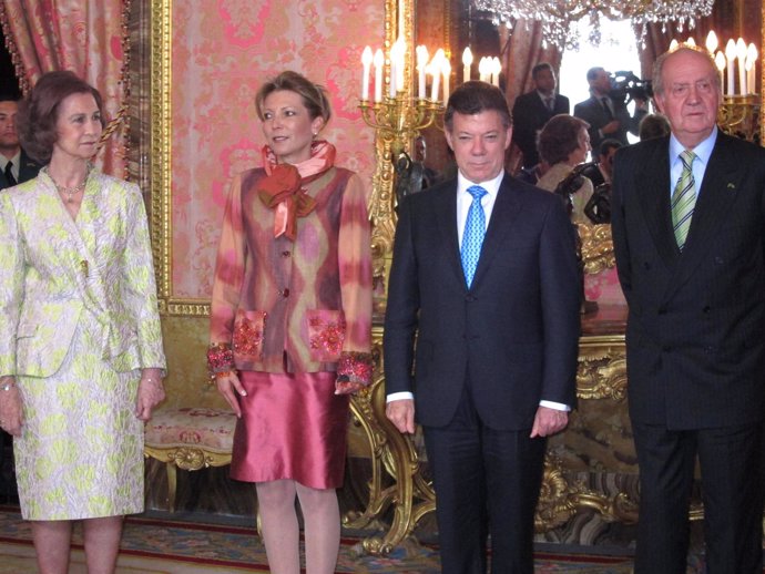 Los Reyes Con El Presidente De Colombia, Juan Manuel Santos, Y Su Esposa.