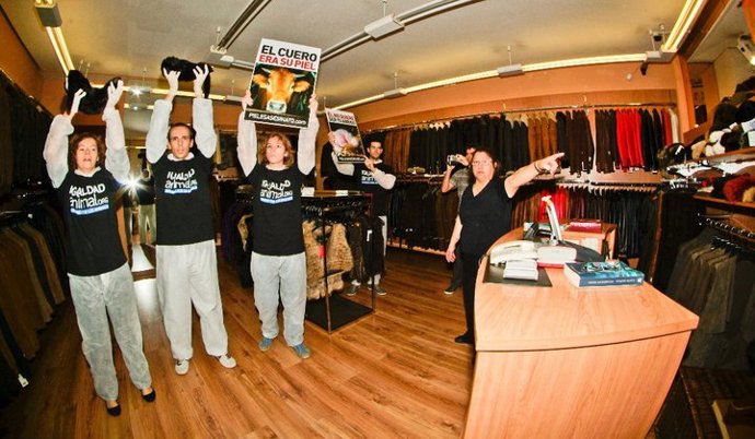 Activistas irrumpen en una peletería