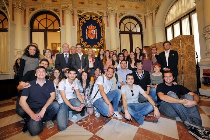 Antonio Banderas, junto con el alcalde de Málaga, Francisco de la Torre, y estud