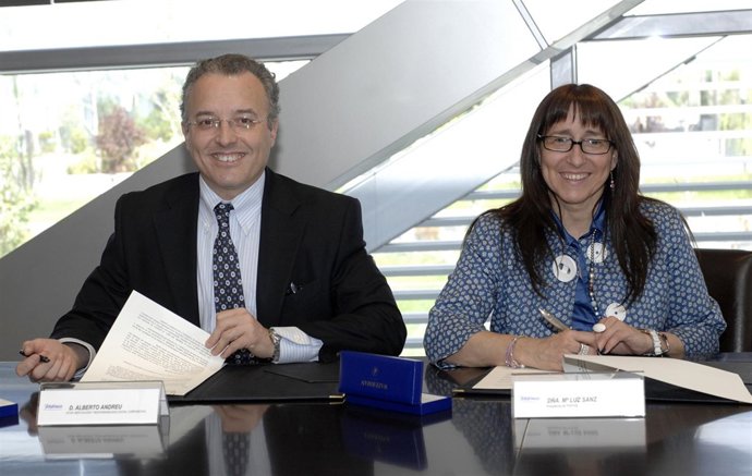 La Presidenta De FIAPAS Y El  Director De Reputación Y RSC De Telefónica