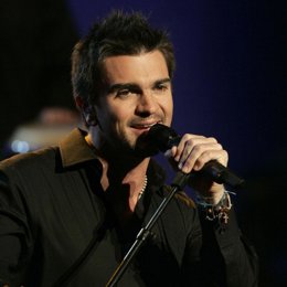 el cantante juanes en un concierto