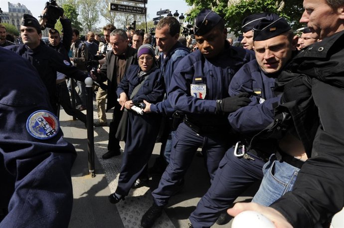 Manifestación Contra La Prohibición Del Velo 