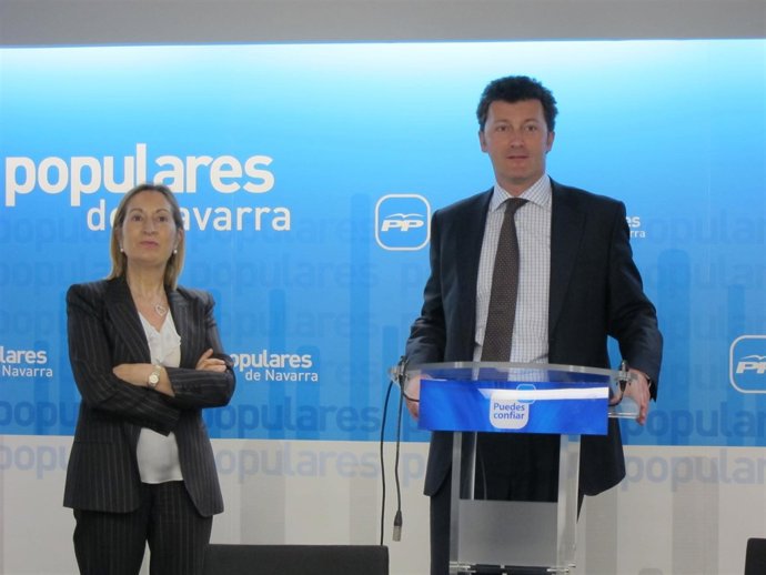 Ana Pastor Y Santiago Cervera En La Sede Del PPN En Pamplona.