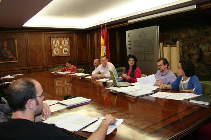 Los miembros del Consejo Municipal de Cooperación al Desarrollo durante la reuni