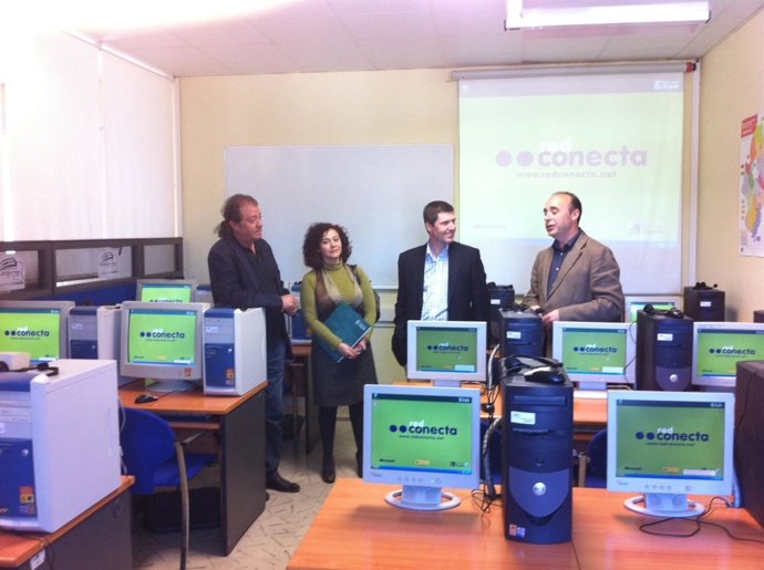 El Alcalde De Ayerbe (Izq) En La Inauguración Del Centro Conecta