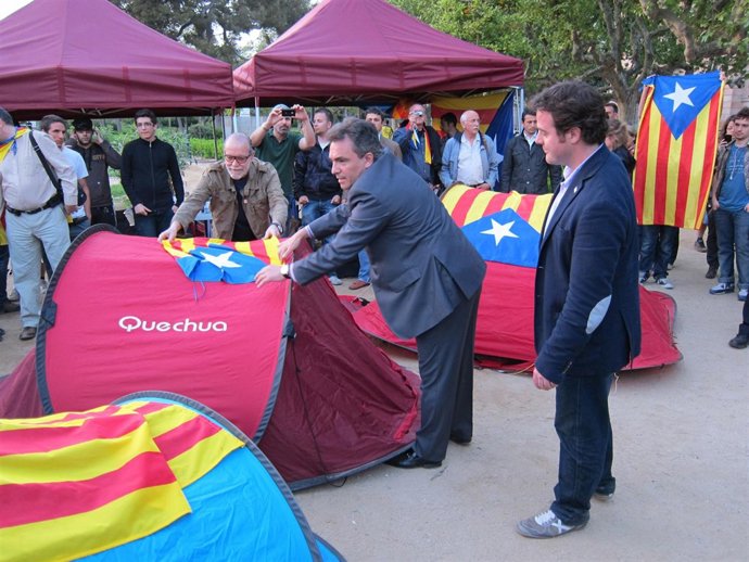 Diputados De SI Plantan Tiendas En El Parque De La Ciutadella