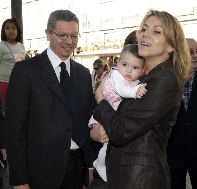 Gallardón y Cospedal con bebé en Ciudad Real 
