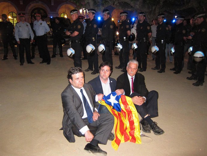 Los diputados de SI Uriel Bertran, Alfons López Tena y Toni Strubell durante la 