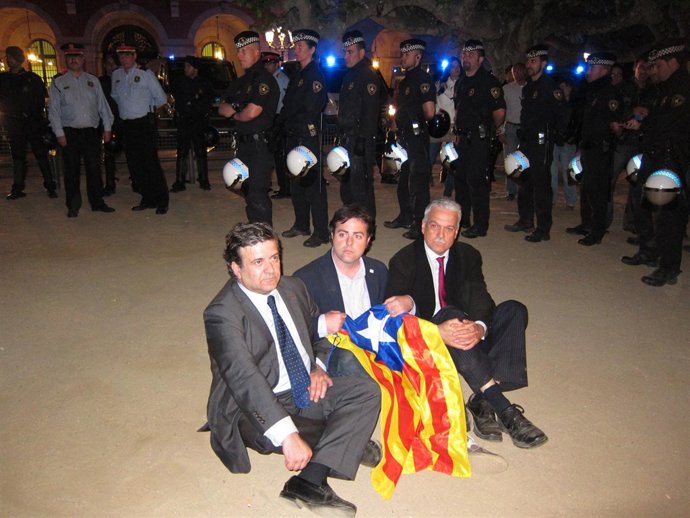 Los diputados de SI Uriel Bertran, Alfons López Tena y Toni Strubell durante la 