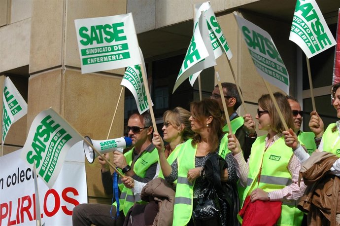 Miembros del sindicato de enfermeria durante una protesta