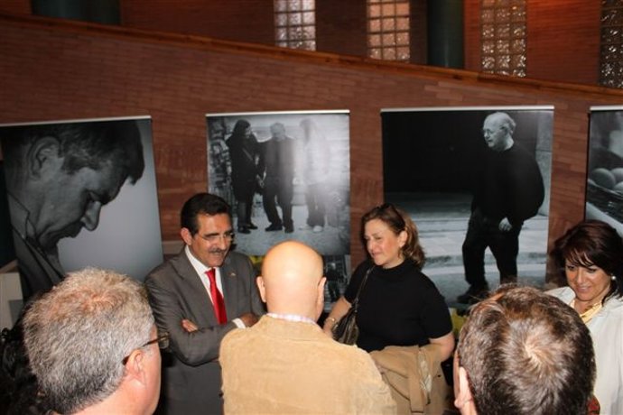 Calle Visita Una Exposición Sobre El Parkinson