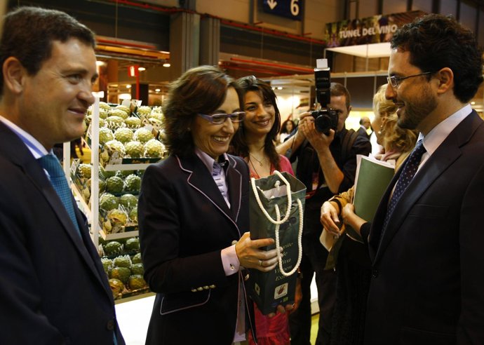 Rosa Aguilar Visita El Stand De La D.O. Estepa