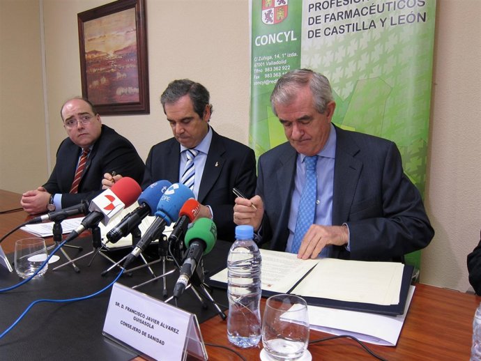Firma Del Convenio Entre Los Farmacéuticos Y La Junta.