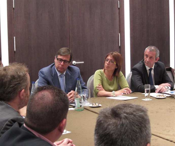 José Carlos Escribano (Aehcos), María Gámez, Candidata Del PSOE, Y Paco Moro 