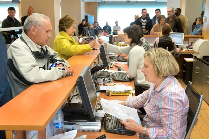 Contribuyentes Realizando La Declaración De La Renta En Pamplona.